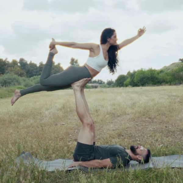 CLASES DE ACROYOGA MULTINIVEL EN EXTREMADURA
